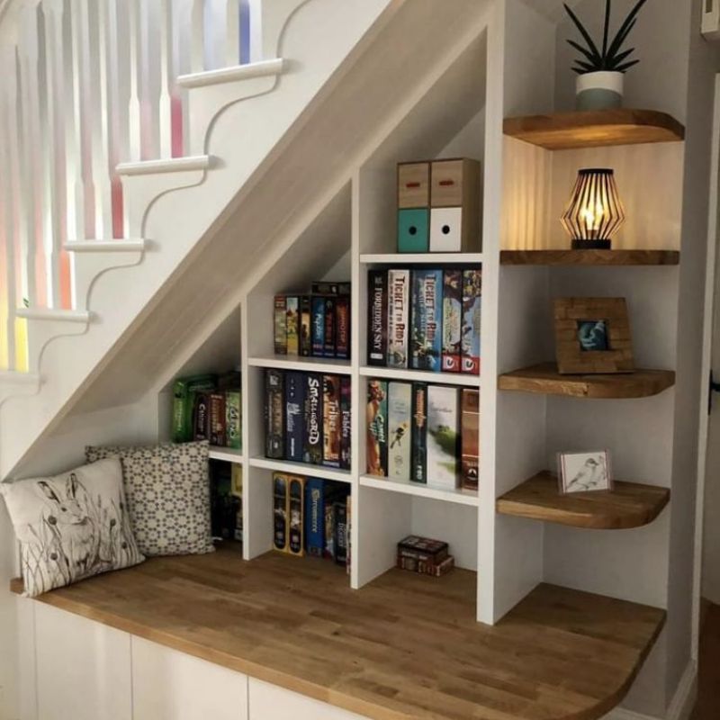 bibliothèque-espace-détente-sous-escalier