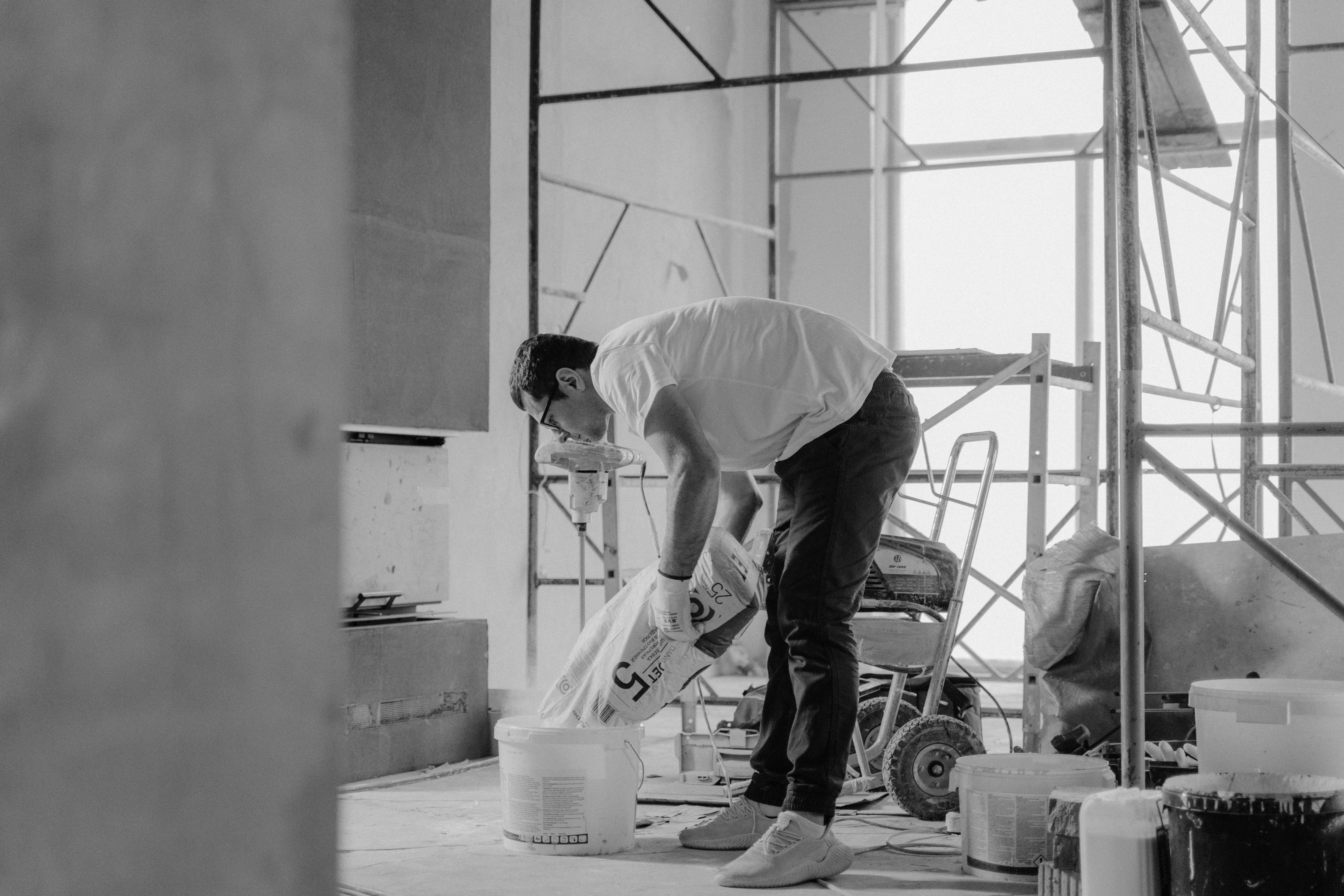 artisan en train de travailler sur une rénovation à saint-etienne