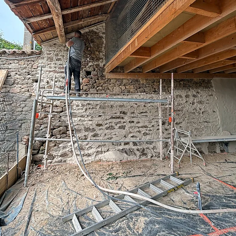Travaux sur les murs en pierre du chapiteau d'une pension pour chats