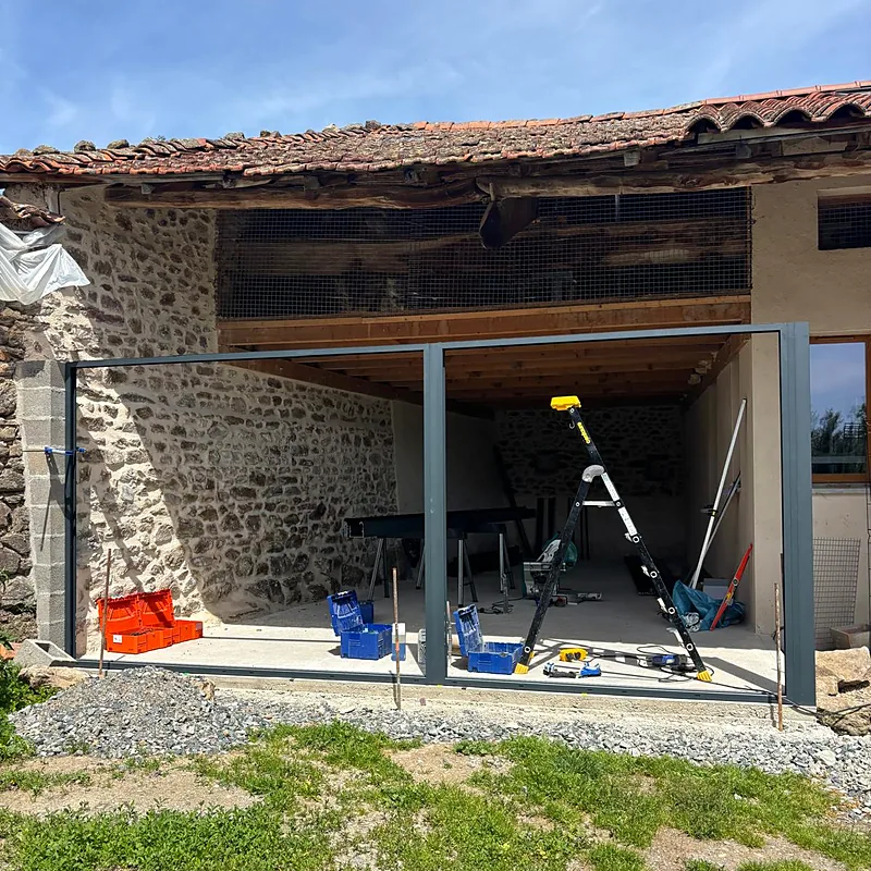 Pose de la véranda en aluminium sur le chapiteau 