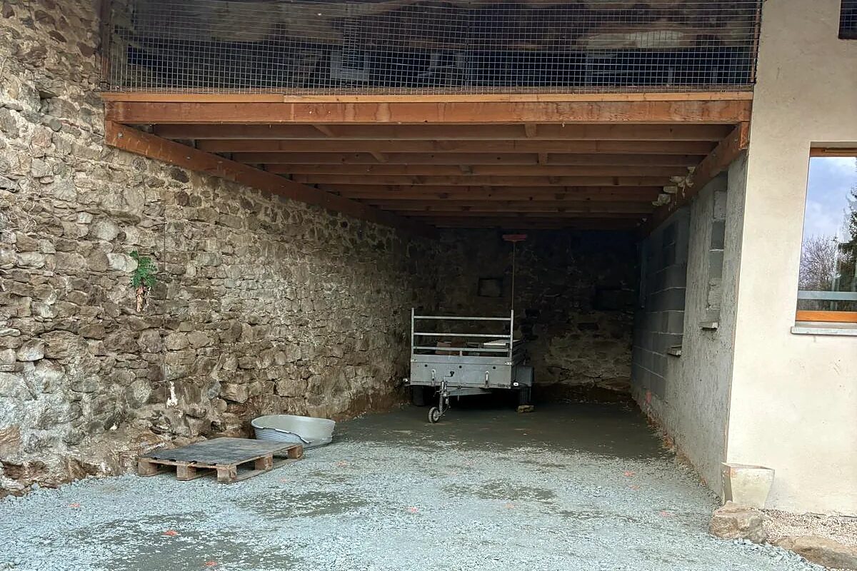 Chapiteau en pierre et charpente bois avant transformation en espace d'accueil pour pension pour chats