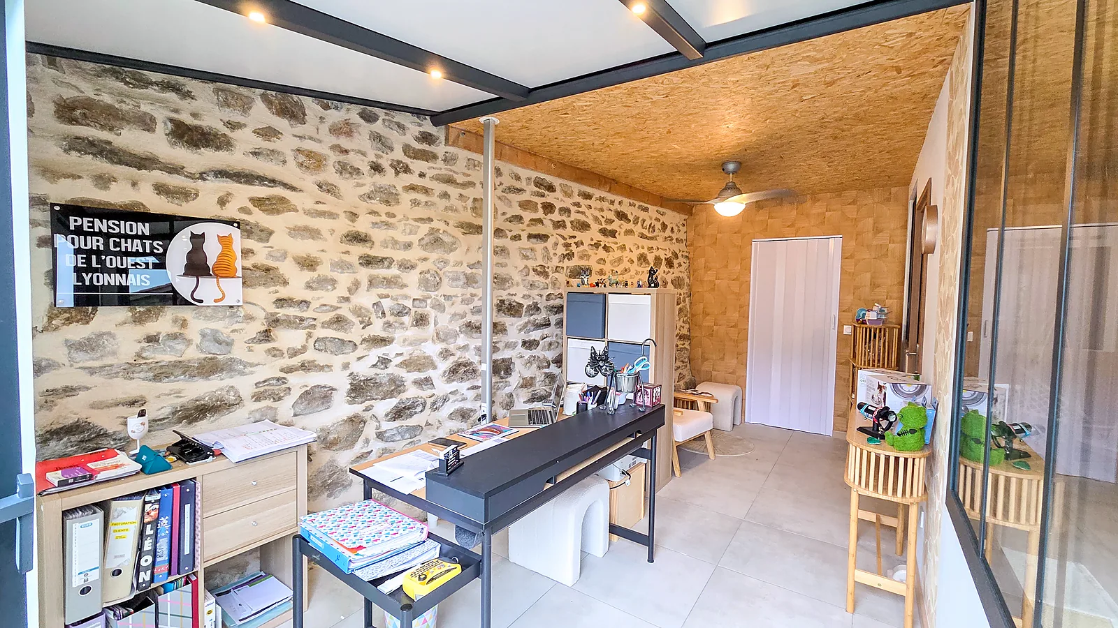 Espace d'accueil d'une pension pour chats à La Chapelle-sur-Coise, bureau face au portail<br />

