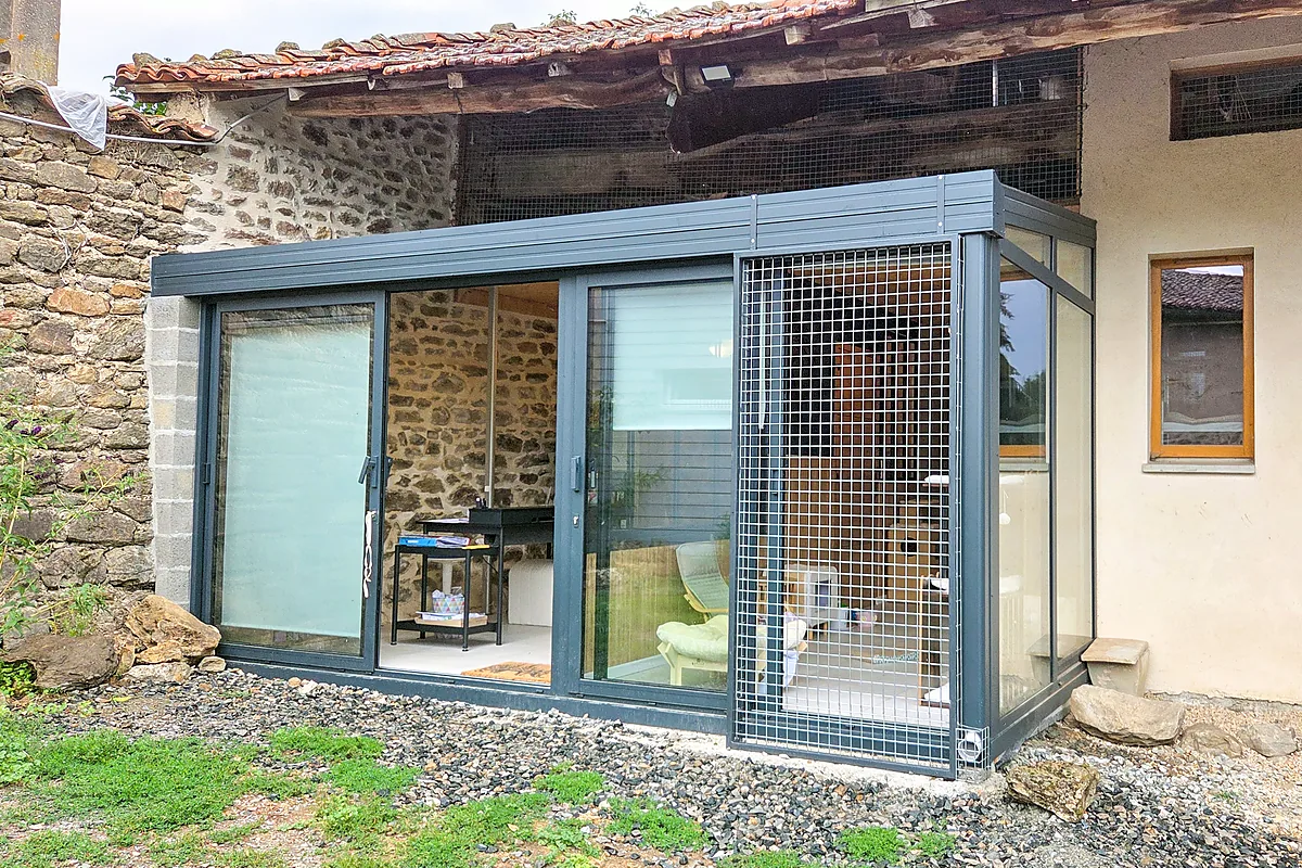 Chapiteau transformé en espace d'accueil vitré pour une pension pour chats