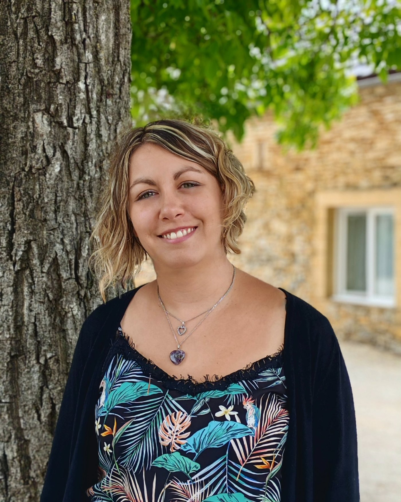 Alexie Charvolin, architecte d'intérieur à Chazelles-sur-Lyon, devant un mur en pierre