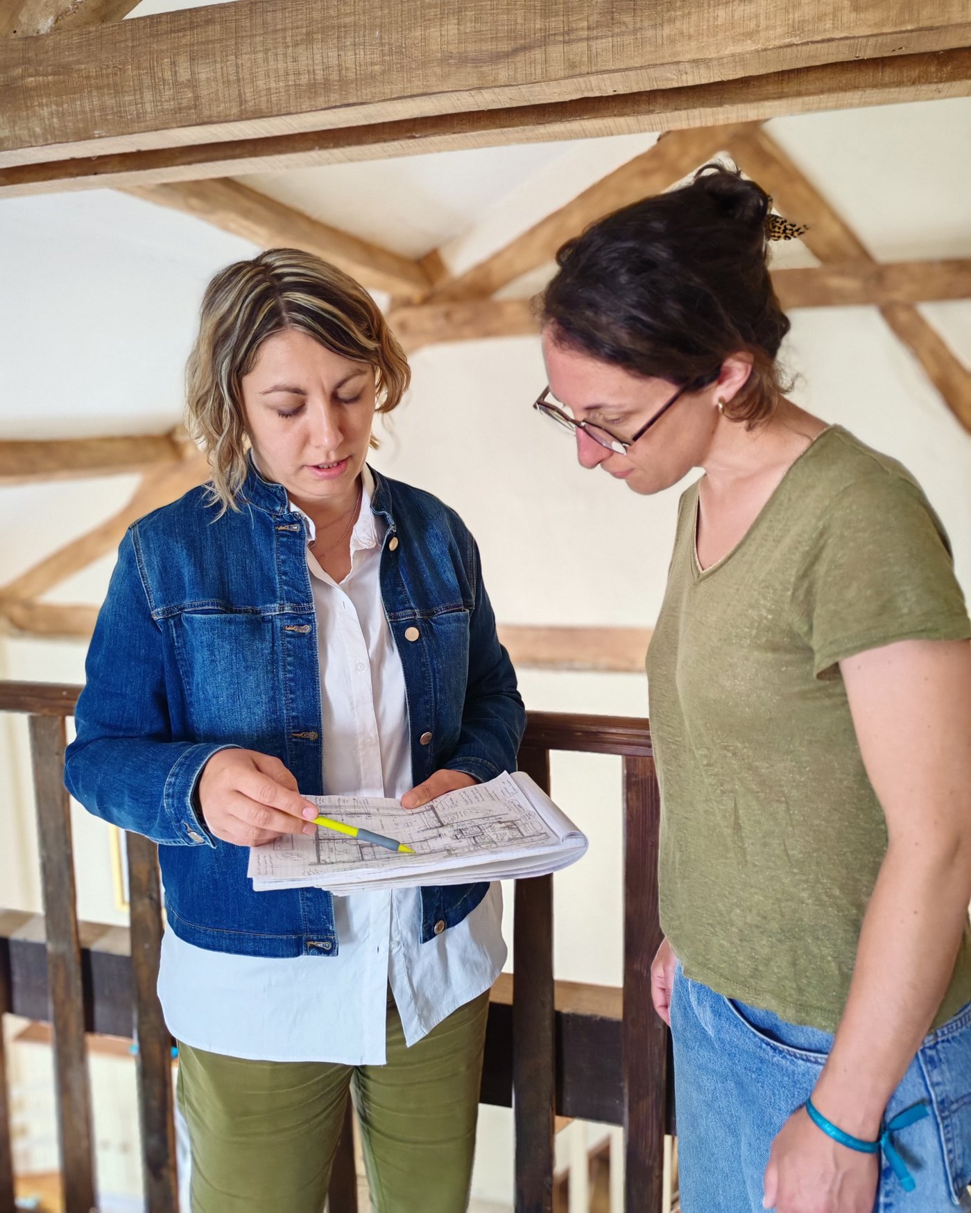 Alexie, architecte d'intérieur Chazelles-sur-Lyon, présente le plan d'une maison lors d'un atelier de co-création